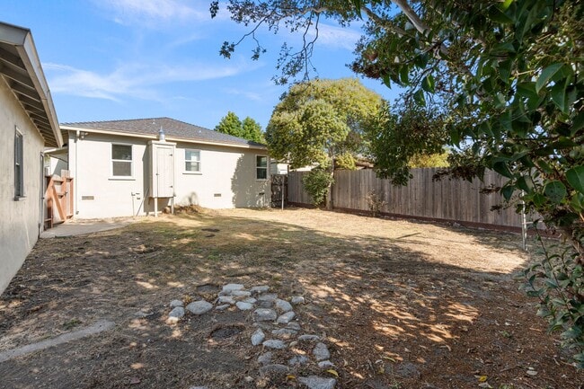 Building Photo - Remodeled Property- Centrally Located
