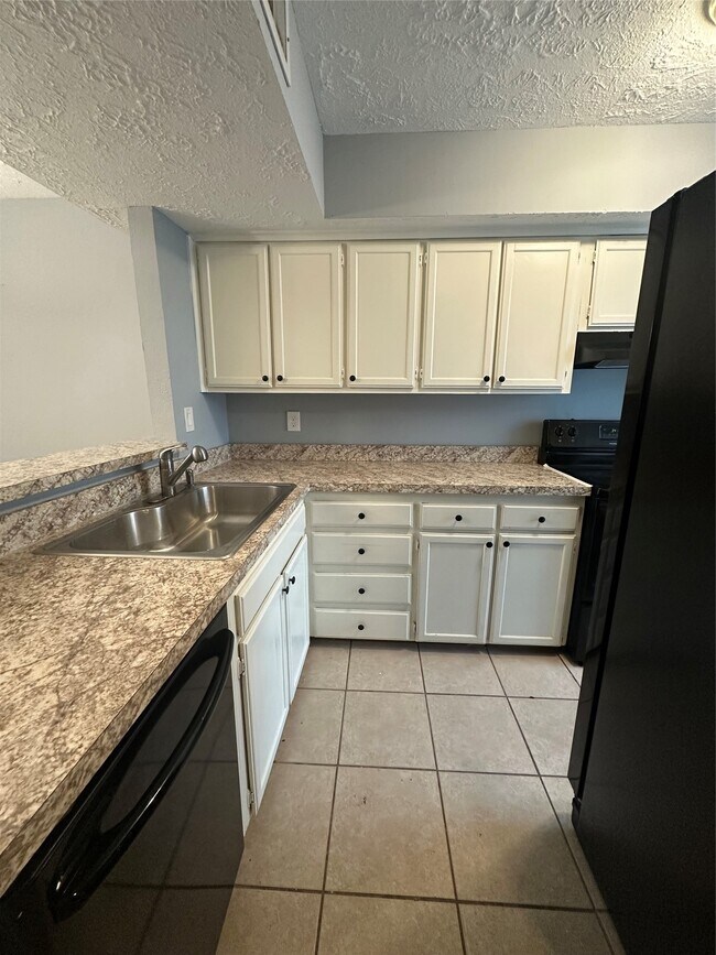 Building Photo - 8636 Village of Fondren