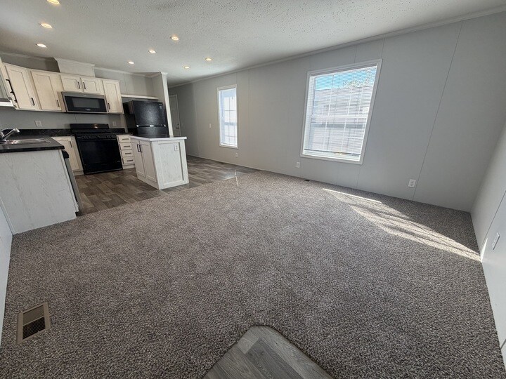 Building Photo - 38100 Ducharme Dr