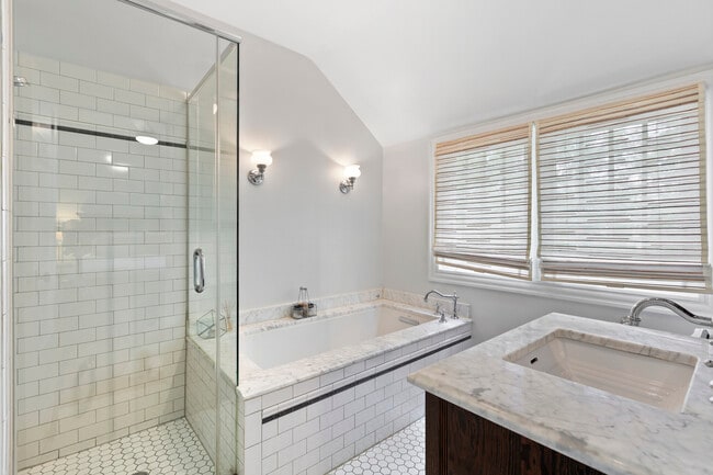 Building Photo - 3438 N Paulina St