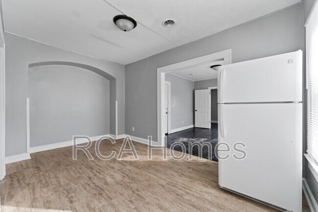 Building Photo - 412 N Bradley Ave