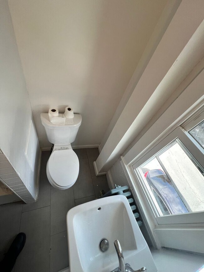 Building Photo - 4 bed 1 bath NEW RENO