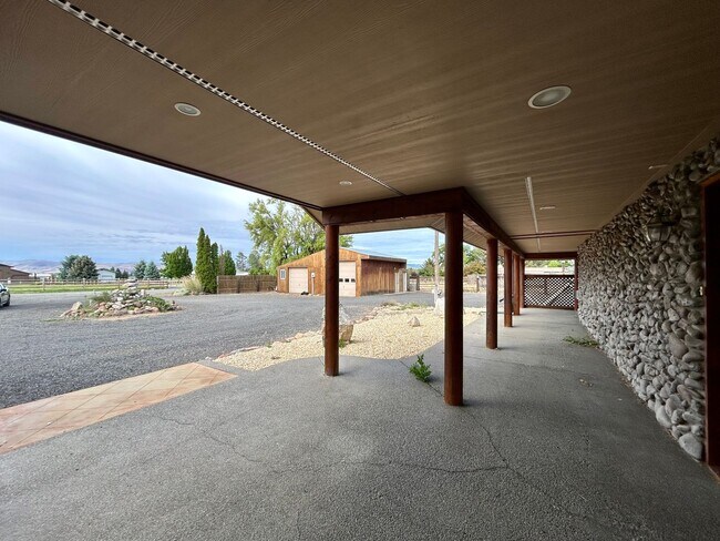 Building Photo - 3 Bedroom Home on Two Acres