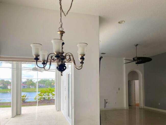 Building Photo - 2640 Fairways Dr