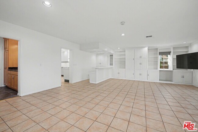 Building Photo - 10543 Almayo Ave