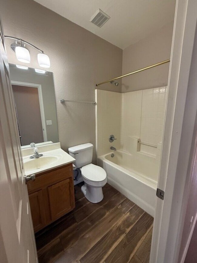 Building Photo - 3 Bedroom 2 Bath Home - Contact Property Pros Property Management