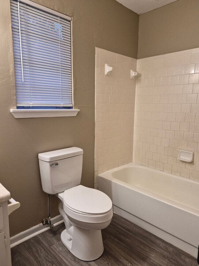 Building Photo - 145 Deerwood Ct