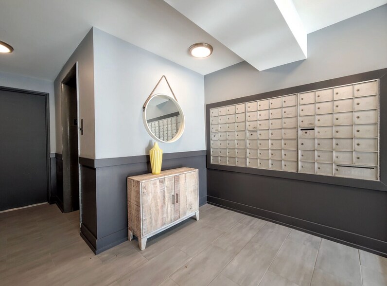 Building Photo - 529 W Surf St