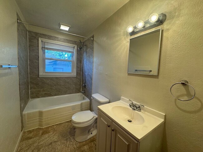 Building Photo - Charming 2BR 1 BA Unit • Carport • Fenced Yard in Independence