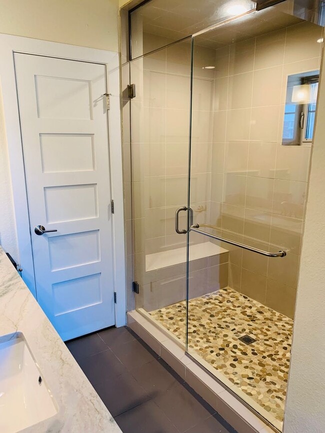 Building Photo - Stunning Luxury Home in Sunnyside