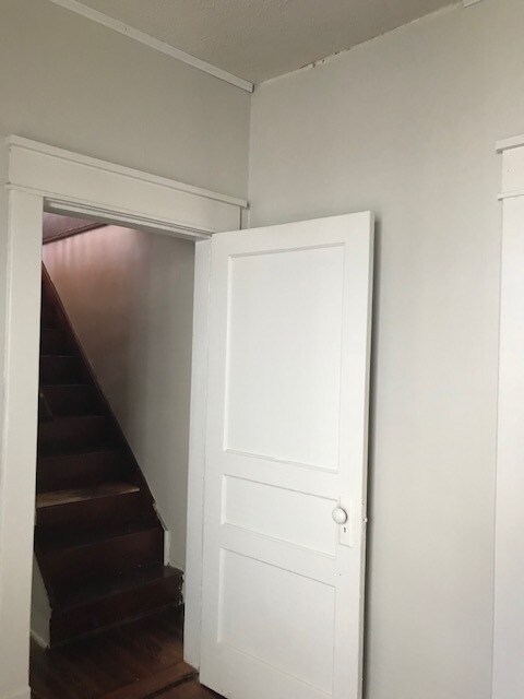 Building Photo - 617 Moulton St E