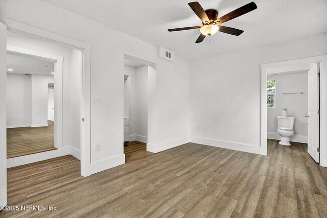 Building Photo - 1714 Brookview Dr S