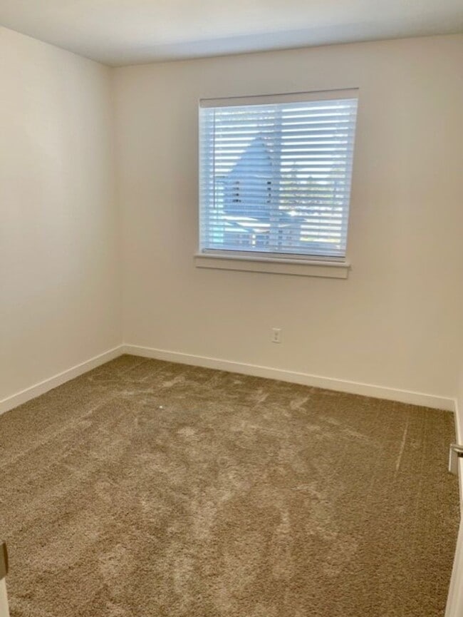 Building Photo - Gorgeous newer townhome in SE Bend!
