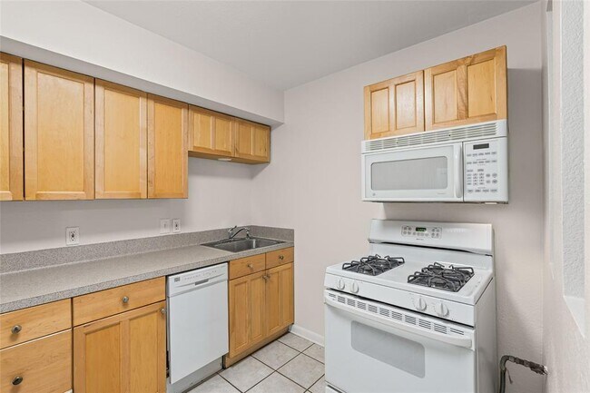 Building Photo - 2800 Westhill Dr