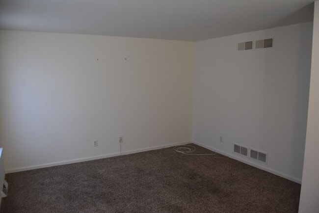 Building Photo - End Row Townhome w/ Garage
