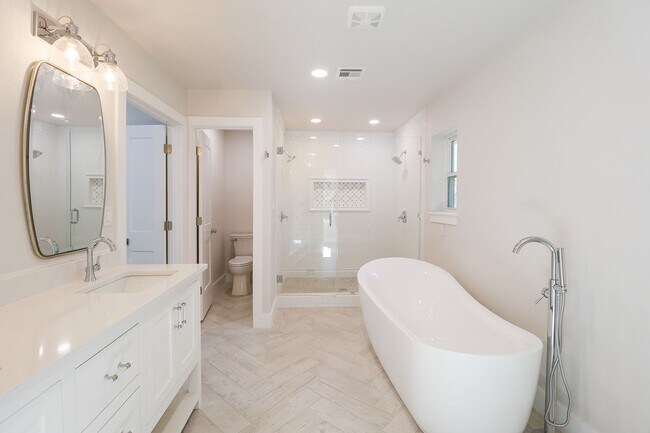 Building Photo - 4 Bed | 3 Bath on Keystone Lake!