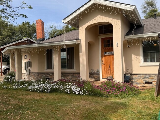 Building Photo - Private Gated Luxury Estate on Acreage with Pool, Pond & Solar in Prime Newcastle Location