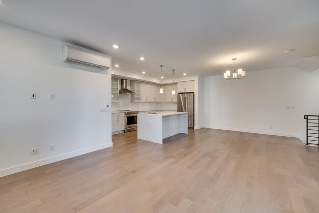 Building Photo - Modern Sammamish Townhome with Style, Spac...