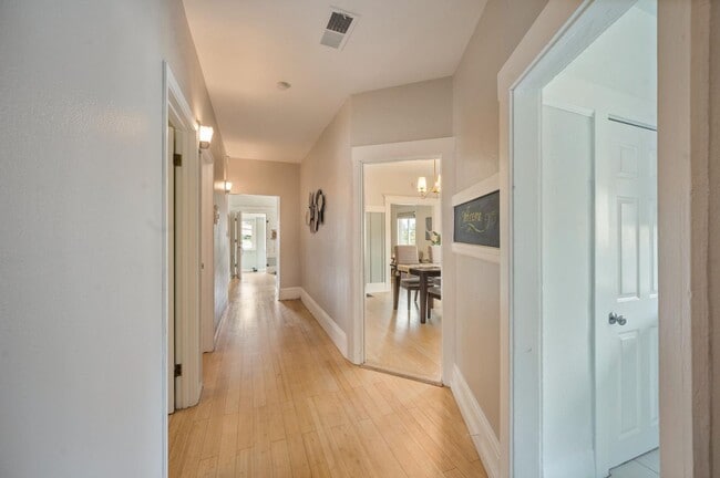 Building Photo - 6900 Thornhill Dr