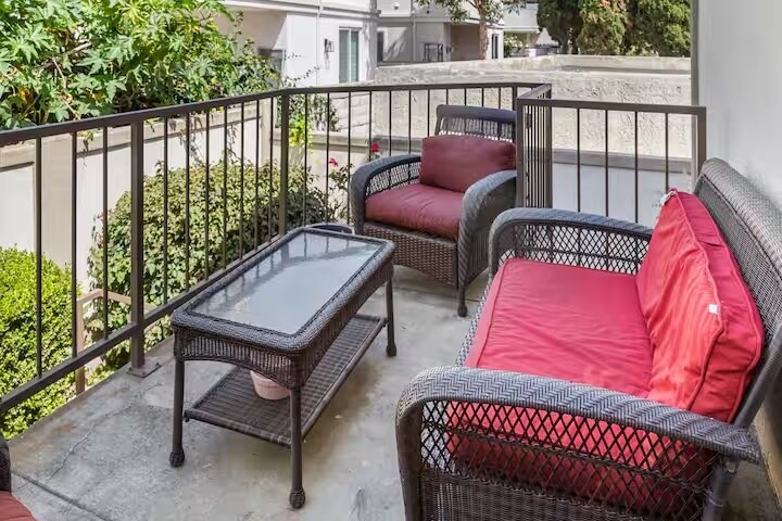 Building Photo - 212 N Catalina Ave