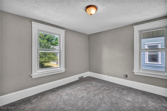 Building Photo - 906 Delia Ave