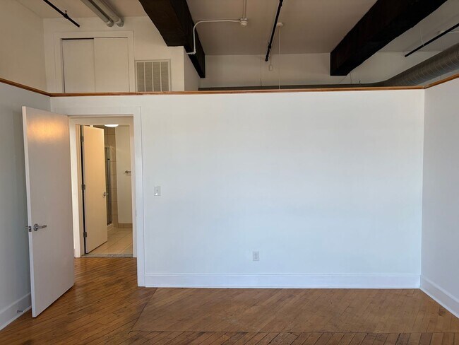 Building Photo - Sleek Manhattan Style Urban Condo Now Available in Byrne Lofts