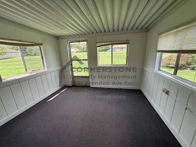 Building Photo - 1103 Lakeview Pl