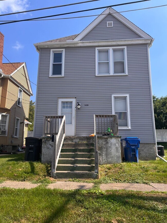 Building Photo - Large 4 Bedroom House in Moline