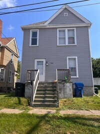 Building Photo - Large 4 Bedroom House in Moline