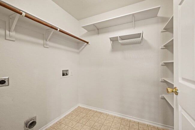 Building Photo - 12113 Thicket Bend Dr