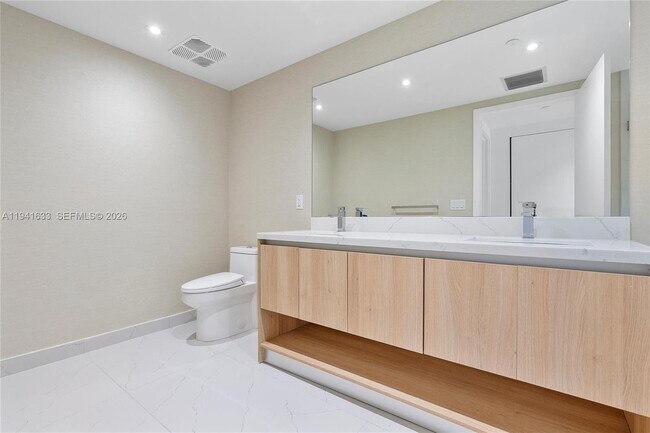 Building Photo - 9901 W Bay Harbor Dr