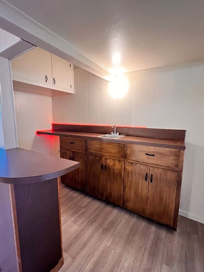 Building Photo - Central Bakersfield Home