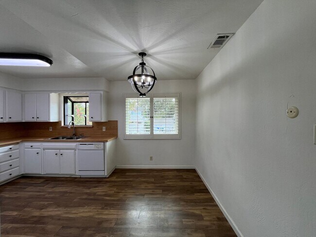 Building Photo - 1805 Oak St