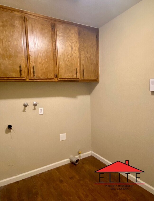 Building Photo - NORTHWEST SOLAR HOME!!