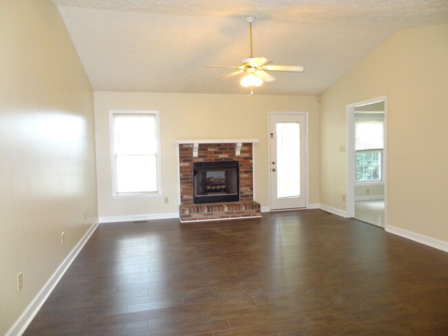 Building Photo - 3 BR, 2 BH, Double Garage Home in a Well E...