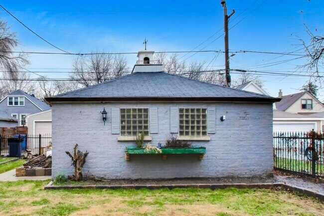 Building Photo - 5150 W Carmen Ave