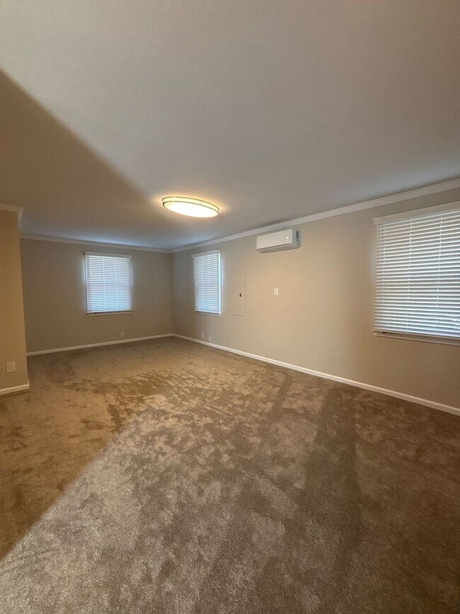 Building Photo - Beautiful 4-Bedroom/2.5 Bath Single-Family Home in Great Neighborhood in Johnson City, TN, with d...