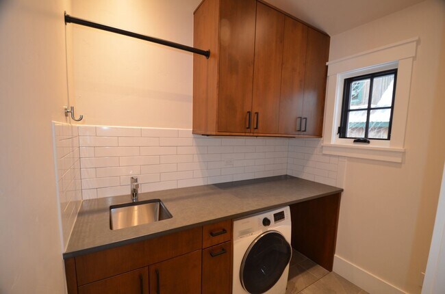 Building Photo - 300 Washington Rd