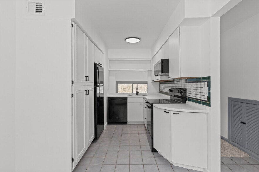 Building Photo - 546 Carriage Cir