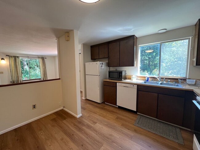 Building Photo - Two Bedroom Duplex in Port Orchard, Availa...