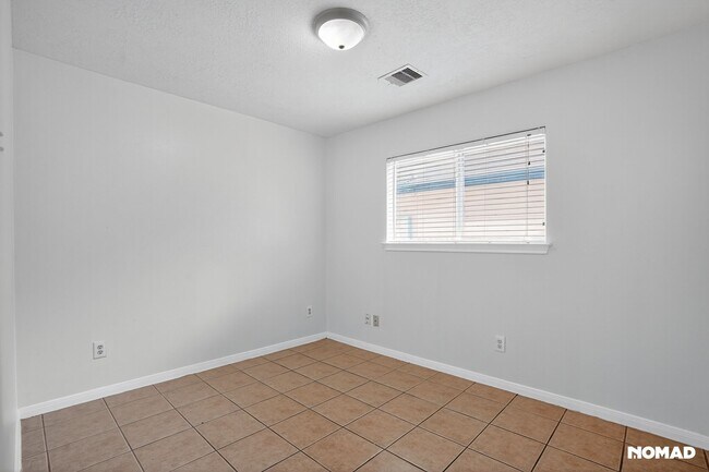 Building Photo - 2410 Morning Glory Dr