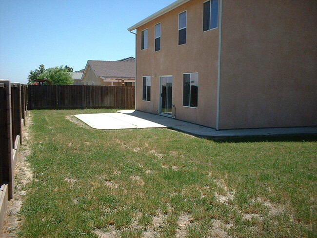 Building Photo - A house in town with Beautiful Country Views!