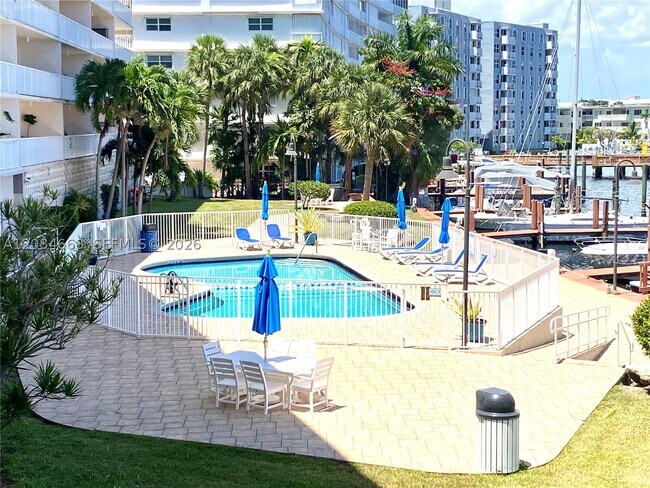 Building Photo - 400 Golden Isles Dr