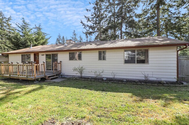 Building Photo - 3 Bed 2 Bath - Groups Per Approval - Dog Friendly - Fenced Yard