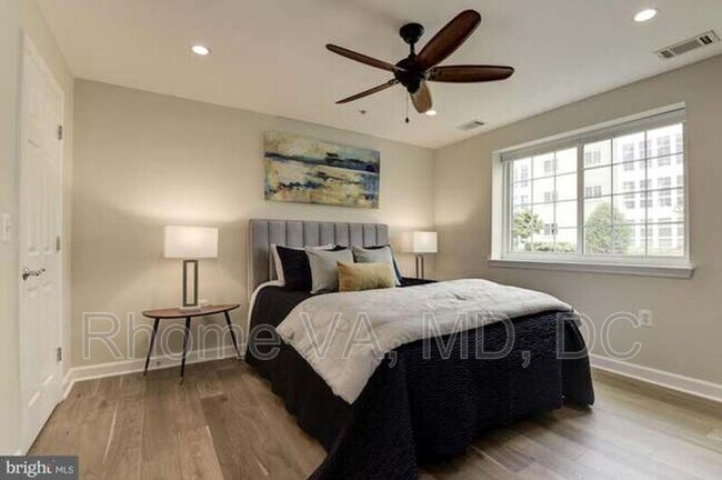 Building Photo - 4113 S Four Mile Run Dr