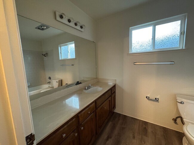 Building Photo - Large Three Bed, Two Bath Home in Stonewood Estates