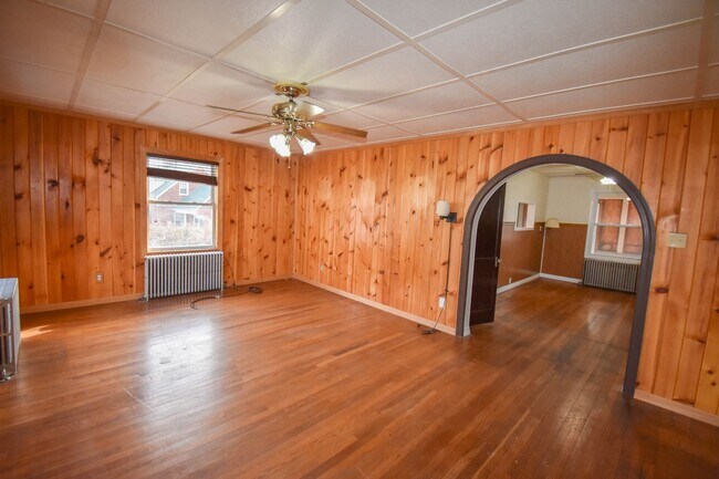 Building Photo - Two Bedroom Home with Detached Garage!