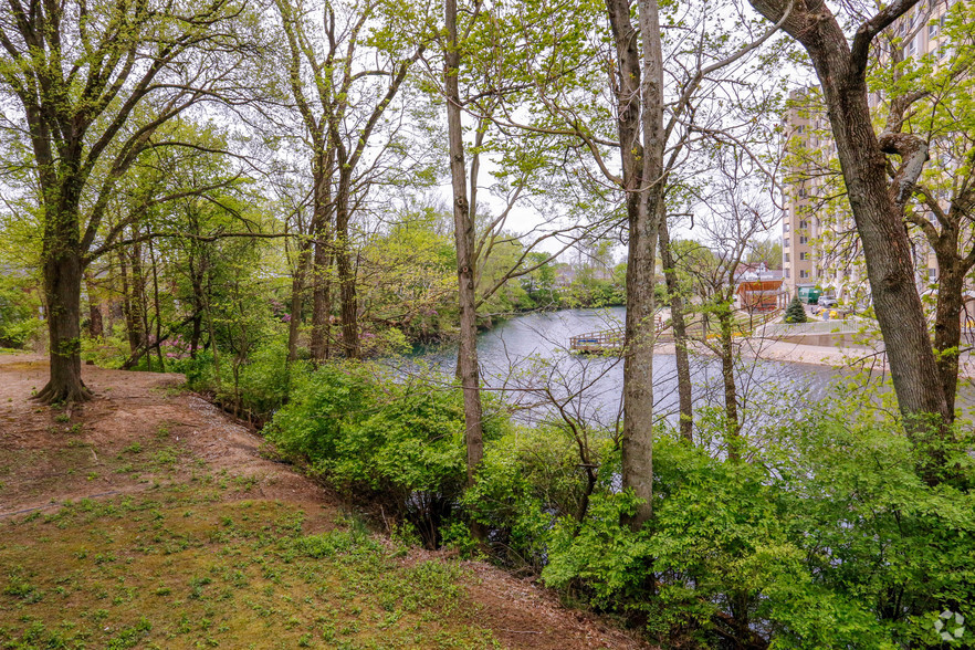 Primary Photo - Lakeshore Place