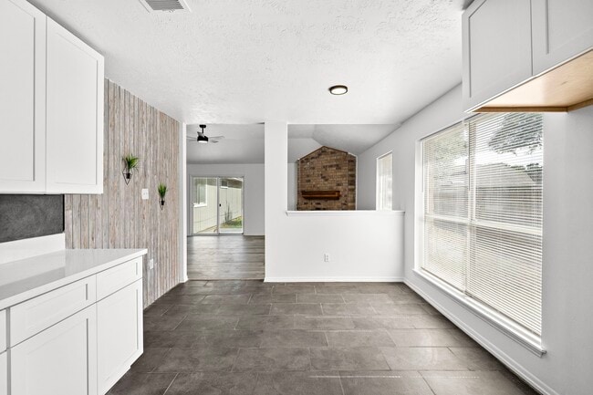 Building Photo - 1022 Western Meadows Dr