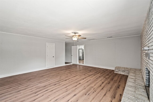 Building Photo - 810 S Western Hls Dr